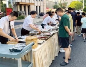 중국 장쑤성 난징의 5성급 호텔 직원들이 노점 판매를 하고 있다.  사진 = 샤오홍수