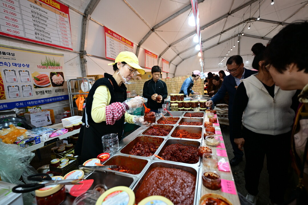 강경의 옛 장터에 다시 불 밝혔다… 33만 명 찾은 ‘2025 강경젓갈축제’