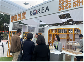 2025 경주 APEC CEO에서 전통주를 시음하고 있다. 사진=국세청