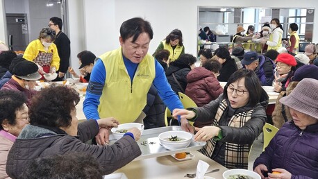 한국신지식인협회 중앙회, 2026 새해 어르신 떡만두국 나눔 행사’ 진행