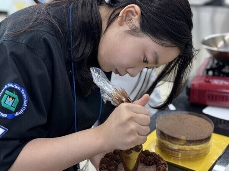 한호전 4년제 호텔제과제빵과정,  제과/제빵/공예의 세 가지 영역으로 나누어 교육, 그리고 식음료까지