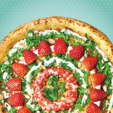 샐러드인가 피자인가… 제철 딸기 듬뿍 올린 피자는 어떤 맛?