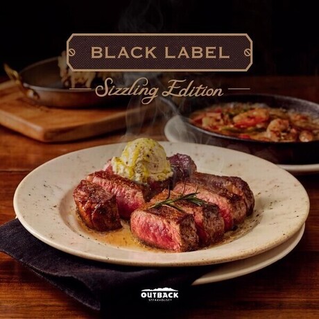 “지글거림까지 즐긴다”…아웃백, 오감 자극 ‘씨즐링 스테이크’ 출시