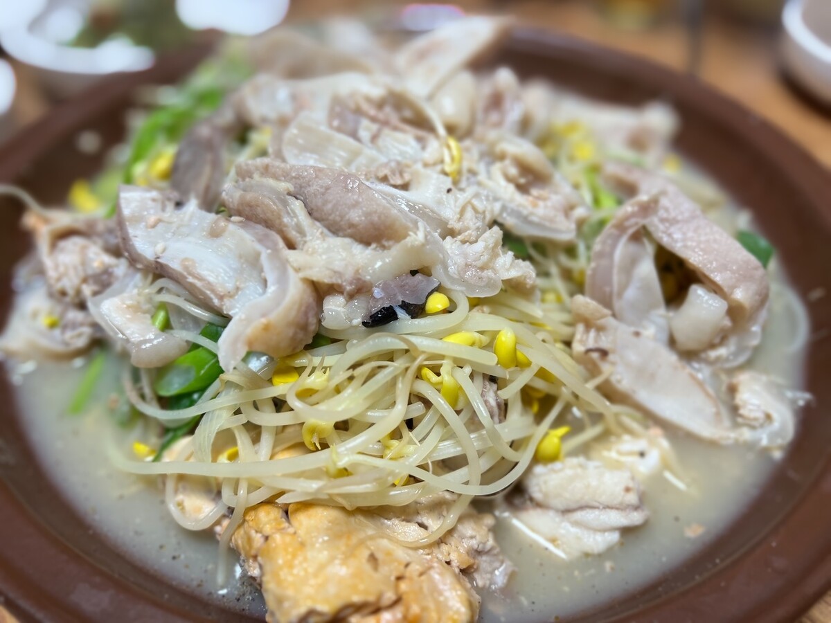 가장 인상 깊었던 음식 가운데 하나는 생아귀 수육이었다. 아귀는 선도 관리가 중요한 생선이라 냉동으로 유통되는 경우가 많다. 하지만 한겨울 생아귀로 만든 수육은 출발점부터 다르다.  사진 = 김대식 칼럼니스트