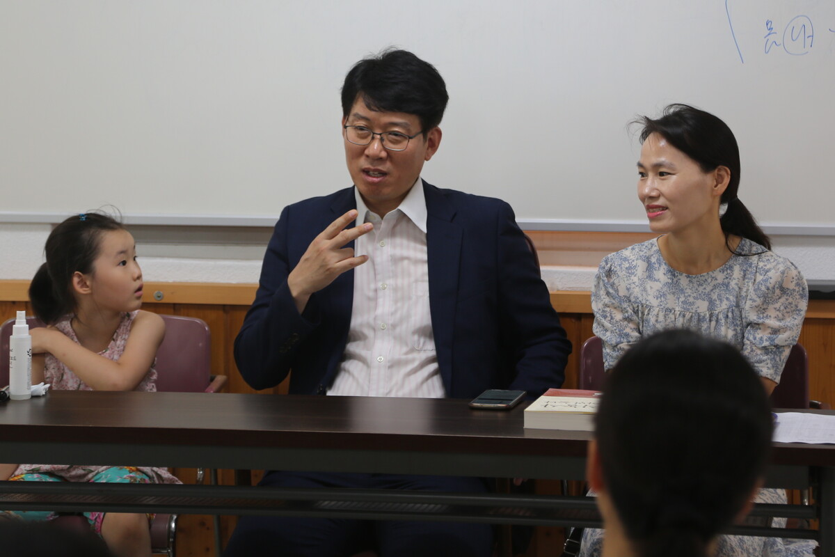 13년의 노력 끝에 아이를 낳은 김용일(44)·정관순(41) 씨 부부와 딸 김세은  사진 = 이경엽 기자