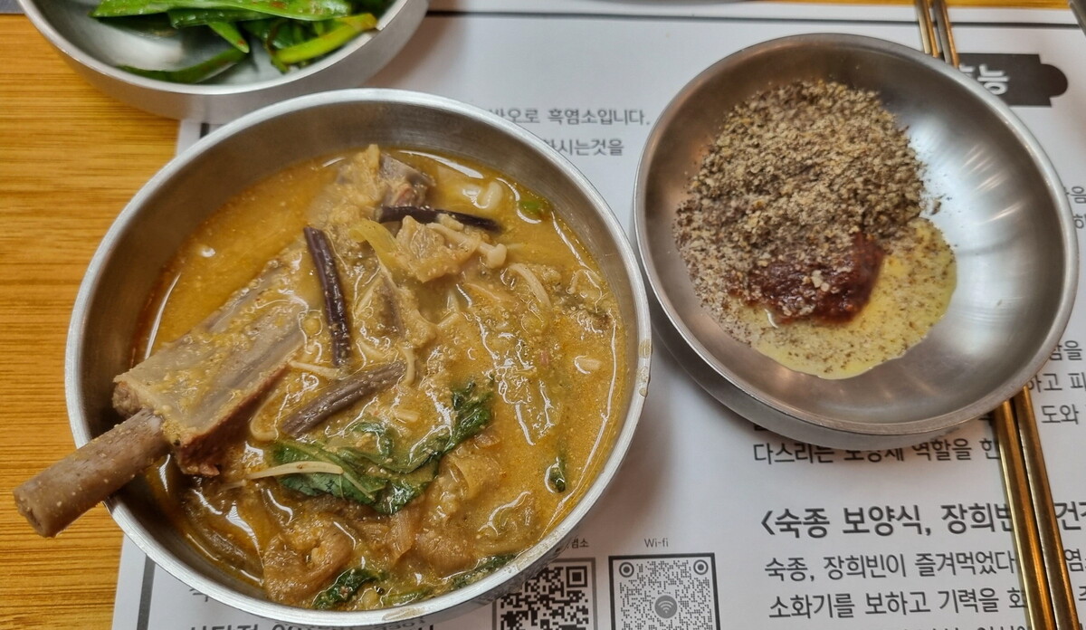 개고기가 사라진 자리를 다른 보양식이 빠르게 채웠다. 흑염소다. 언제부터인가 동네마다 흑염소집이 생겼다. 흑염소탕, 흑염소전골, 흑염소수육, 흑염소진액. 보신탕이라는 간판이 사라진 자리에 흑염소라는 간판이 들어섰다.  사진 = 쿡앤셰프