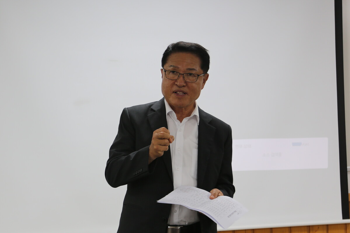 지난해인 2025년 8월, 충남 논산 원불교 삼동원에서 열린 '자연 치유를 통한 건강한 아이 가지기' 캠프 현장. 정운천 이사장은 20여 명의 참가자 부부 앞에서 우리 몸과 밥상의 숨겨진 진실을 전했다.  사진 = 이경엽 기자