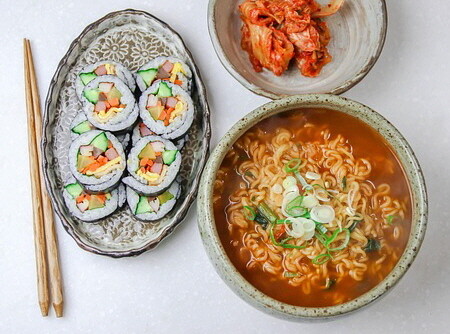 김밥 한 줄이 1,000원이던 시절이 있었다. 라면도 몇 천 원이면 부담 없이 먹을 수 있었다. 지금은 김밥 한 줄에 4,000원, 조금 특별하면 5,000원을 넘기도 한다. 라면 한 그릇까지 더하면 만 원에 가까워진다.  사진 = 픽사베이