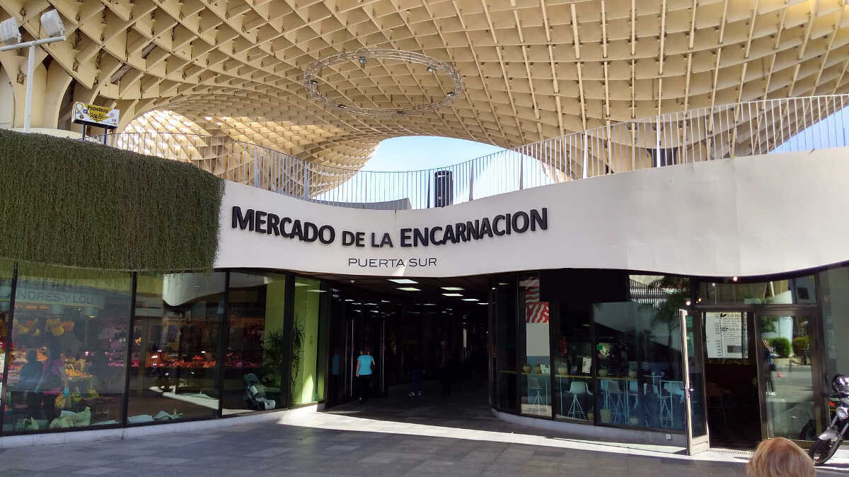 세타 아래 자리잡은 엔카르나시온 시장. 사진=mercadodelaencarnacion.es