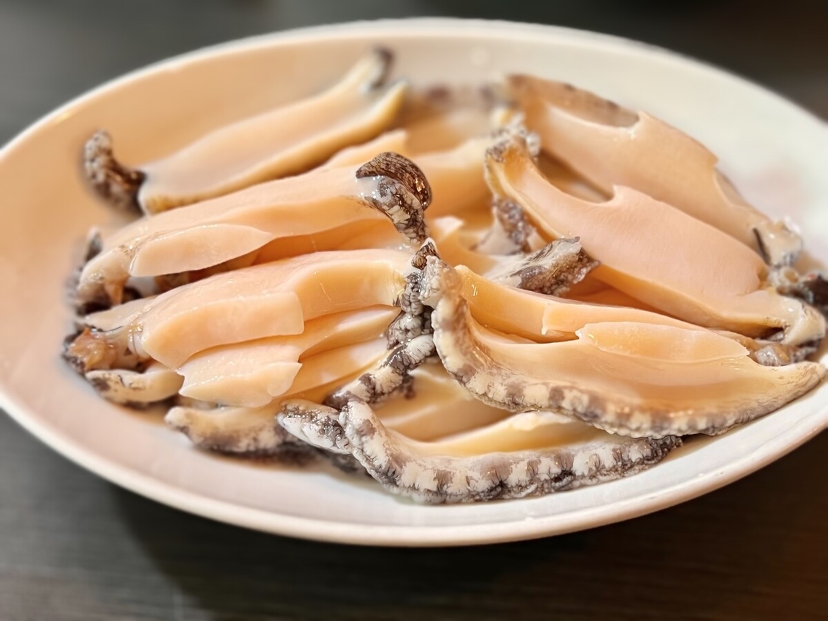  전복은 회와 찜으로 나눠 식감을 달리한 점인데, 이곳 사장님은 태안에서 해녀들의 일을 도우며 전복을 가까이 접했고, 오랜 경험을 바탕으로 자신만의 조리법을 익힌 전복 전문가다.  사진 = 김대식 칼럼니스트
