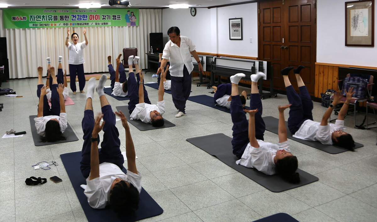 풍욕(바람 목욕)과 냉온욕은 피부와 혈관에 적절한 온도 변화 자극을 주어 자율신경계를 단련하는 효과적인 수치료법이다.  풍욕을 실습 중인 캠프 참가자들  사진 = 이경엽 기자