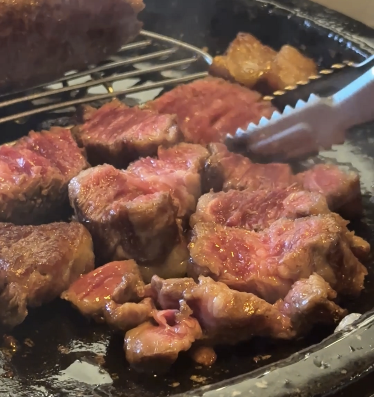 투뿔 한우 한 점을 앞에 두고 생각이 너무 멀리 갔다. 마블링에서 시작해 유전자와 인공지능, 인간의 욕망까지 왔다. 한우를 매일 먹는 것도 아닌데.  사진 = 신상열 칼럼니스트