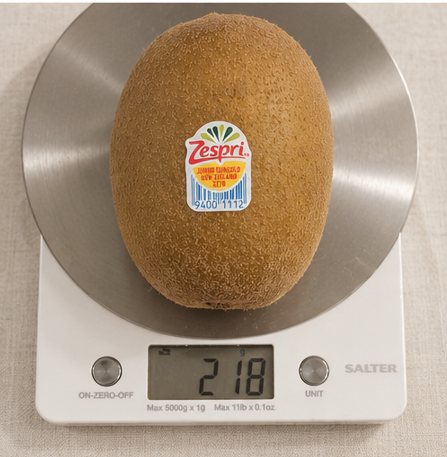 실제로 재어보니218g. 200g을 훌쩍 넘는 점보 골드키위  사진 = 오현화 요리연구가