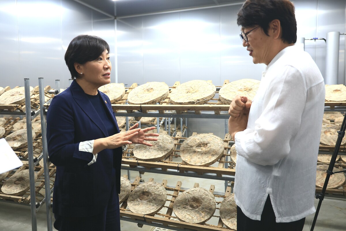 누룩 발효실에서 대화 중인 좌 : 송미령 장관, 우 : 한영석 명인 / 사진 = 농림축산식품부