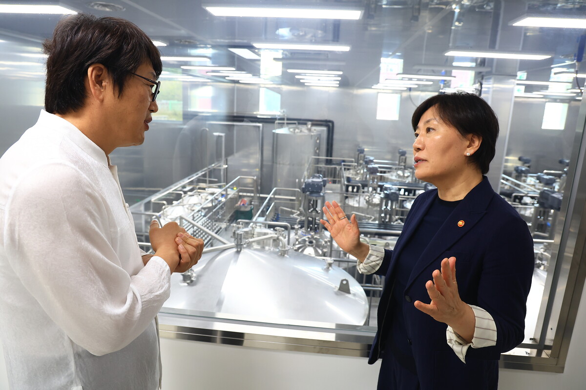 발효조 앞에서 대화 중인 좌 : 한영석 명인, 우 : 송미령 장관 / 사진 = 농림축산식품부
