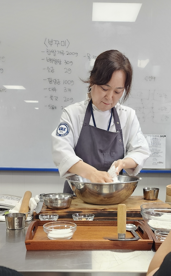 부꾸미를 수업하고 있는 한양여자대학교 박영미 교수  제공=김동규