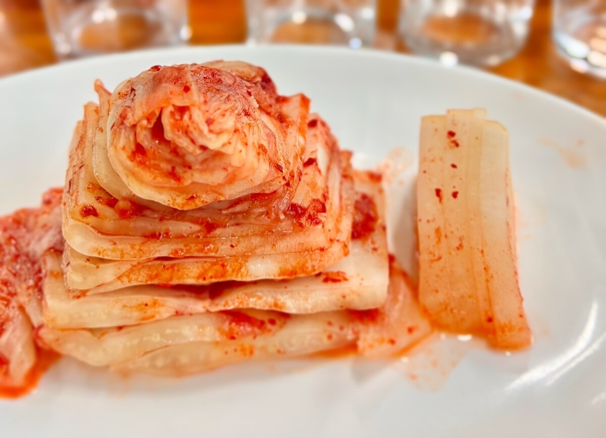 김치는 반찬용과 구이용을 따로 내는데, “김치 먹으러 온다”는 단골이 있을 정도다. 물김치와 멸치국수도 고기 먹은 뒤 입맛을 정리해준다. 사진 = 김대식 칼럼니스트