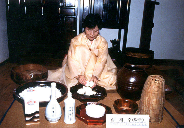 서울특별시 무형유산으로 지정된 삼해주(三亥酒)를 빚는 모습. 삼해주는 음력 정월 첫 돼지날(亥日)에 밑술을 빚고, 이후 돌아오는 돼지날에 덧술을 하는 전통주로, 우리 선조들이 술을 빚는 날짜를 중요하게 여겼던 양조문화를 보여준다. / 사진=국가유산포털.