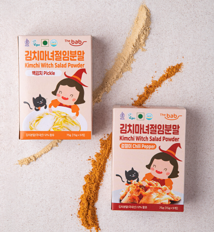 별도의 양념 준비 없이 절인 배추에 분말을 넣고 비비면 김치가 완성된다.사진 = 더밥 홈페이지