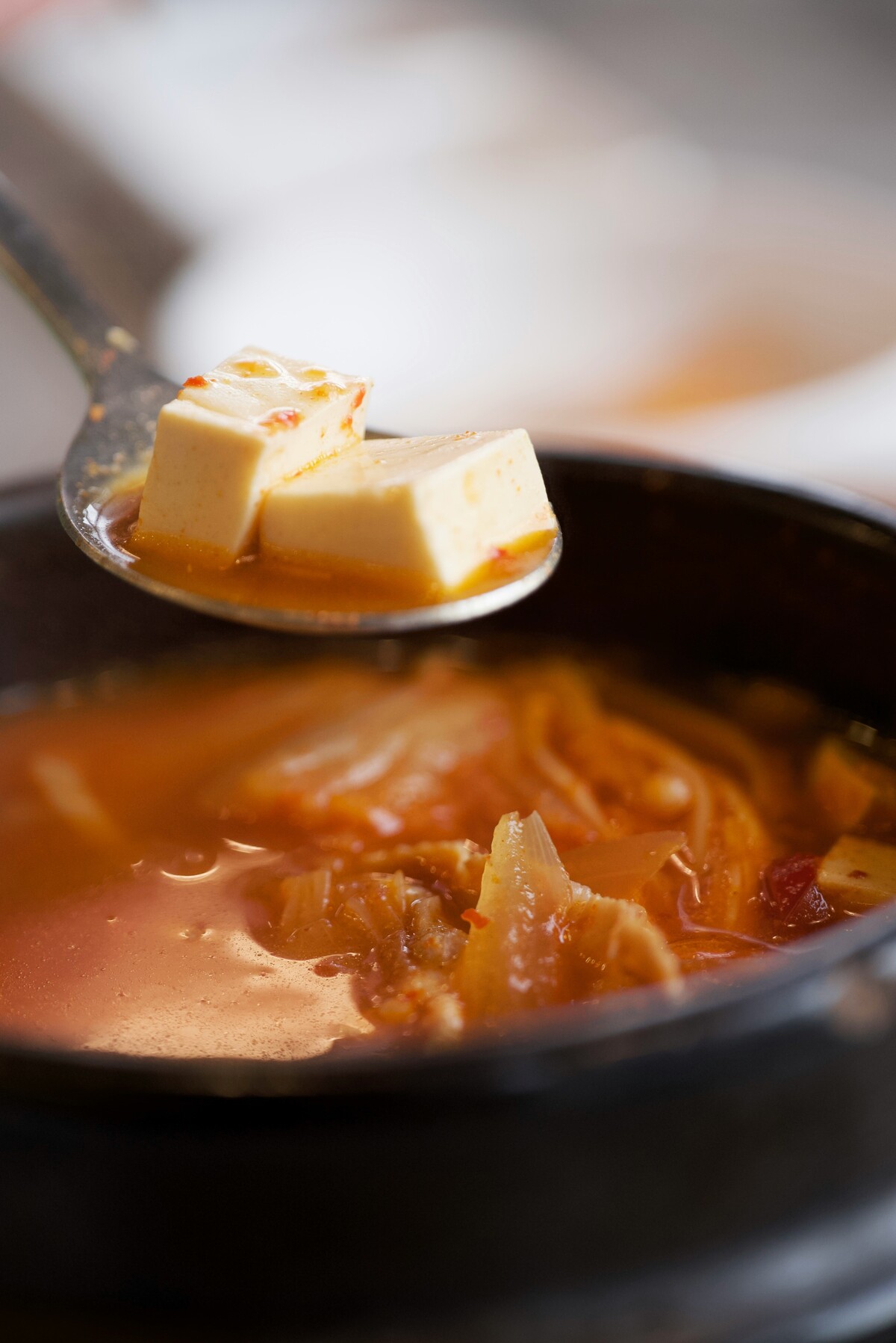 김치찌개에 설탕을 넣어 신맛을 중화시키는 식당들이 많다.  사진 = wei khang chong-unsplash