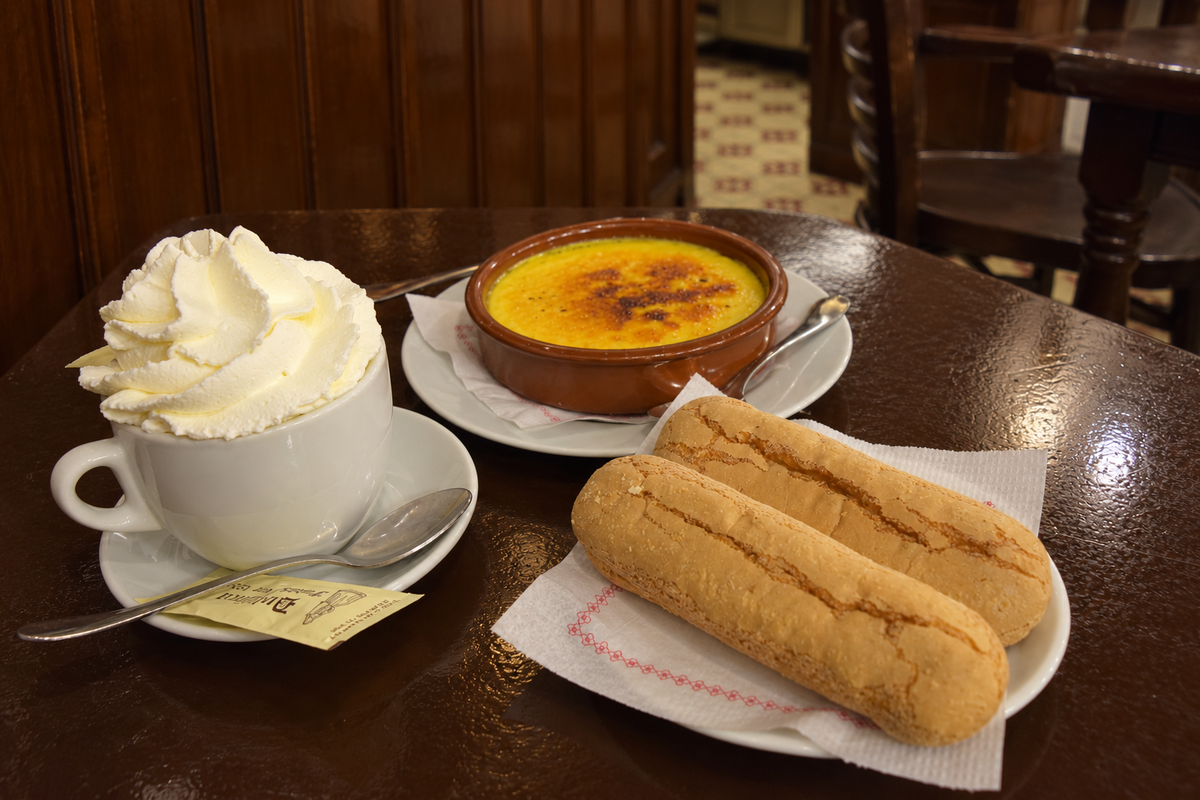 둘시네아의 대표메뉴 초콜렛과  멜린드로스(melindros, 레이디핑거), 크레마 카탈라나(Crema catalana). 사진= 조소현 기자