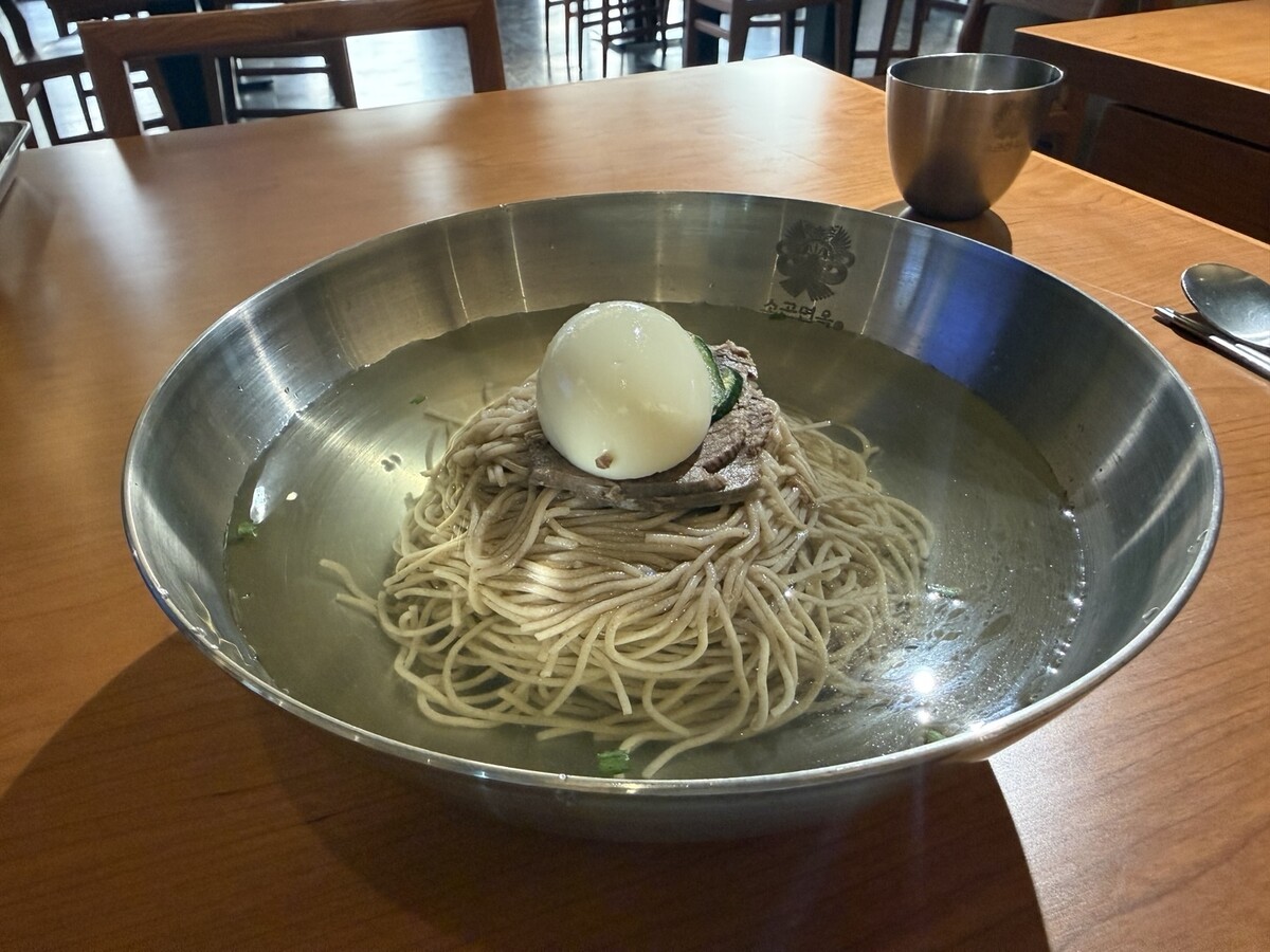 한때는 전국의 평양냉면집을 찾아다닐 만큼 좋아했다. 그러다가 그 열정도 시들해진 탓인지 흔히들 이야기하는 슴슴한 맛이 별로 당기지 않았다. 이것도 한때인가 생각하니 괜스레 웃음이 나온다.  사진 = 신상열 칼럼니스트