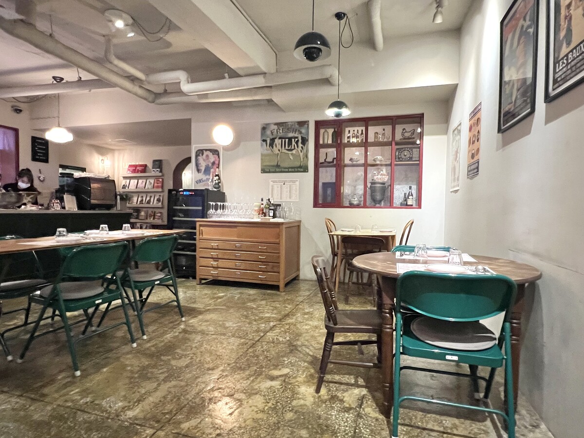 금호사거리에서 신금호 아파트 단지 방향으로 이어지는 작은 뒷길. 특별한 무언가가 있을 것 같지 않은 동네에 프랑스 가정식을 내는 ‘오부이용’이 조용히 자리하고 있다.  사진 = 김대식 칼럼니스트